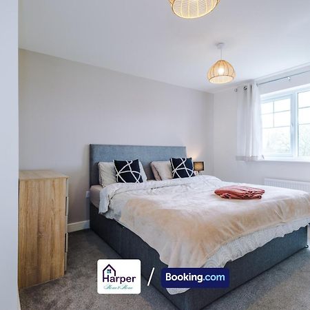 Prime Location 3 Storey By Harperletting Short Lets & Serviced Accommodation Chester With Driveway Long Or Short Stays Hough Green Екстериор снимка