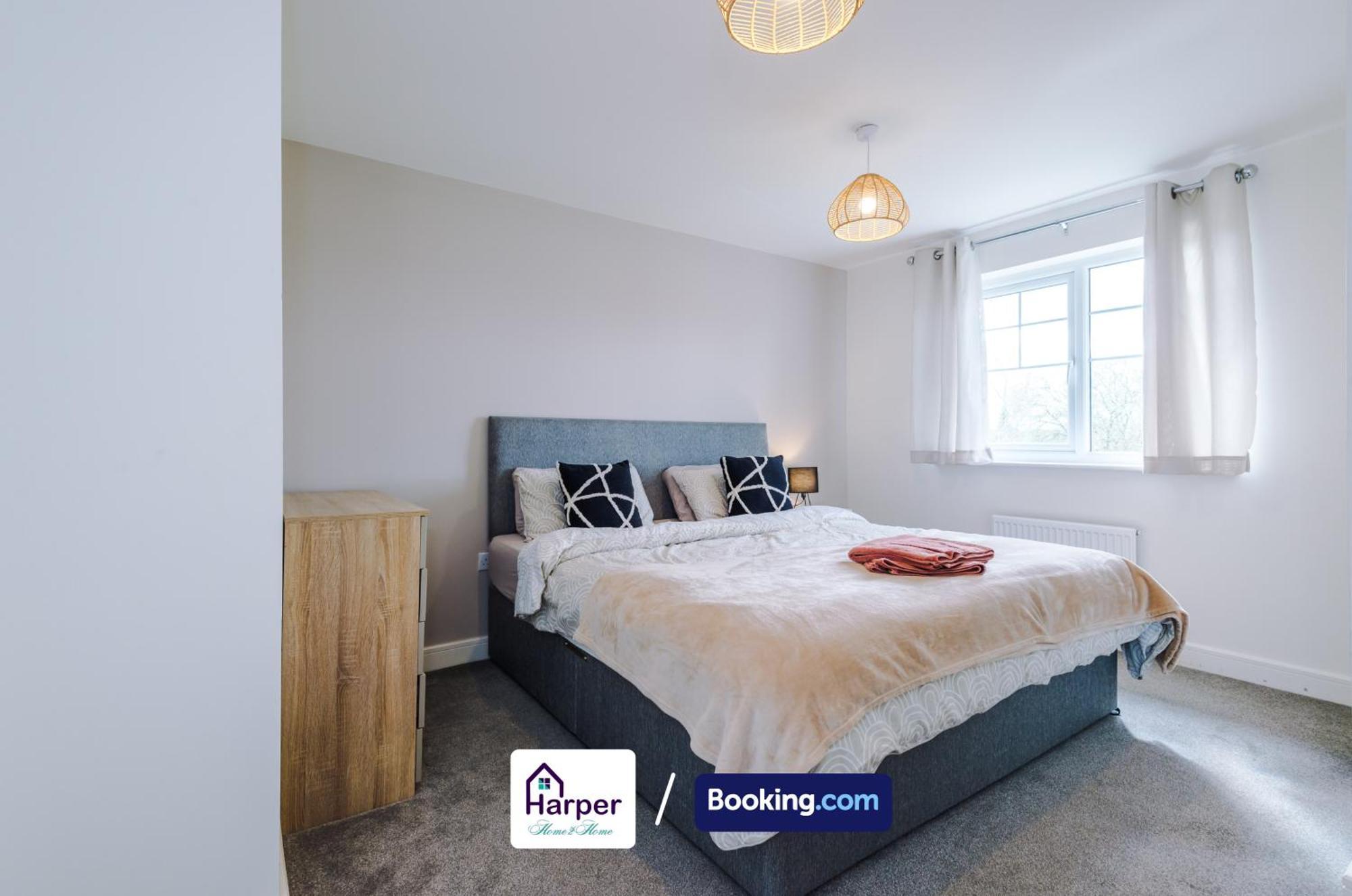 Prime Location 3 Storey By Harperletting Short Lets & Serviced Accommodation Chester With Driveway Long Or Short Stays Hough Green Екстериор снимка
