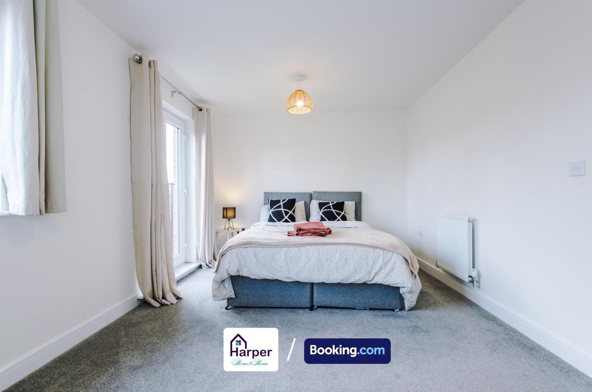 Prime Location 3 Storey By Harperletting Short Lets & Serviced Accommodation Chester With Driveway Long Or Short Stays Hough Green Екстериор снимка
