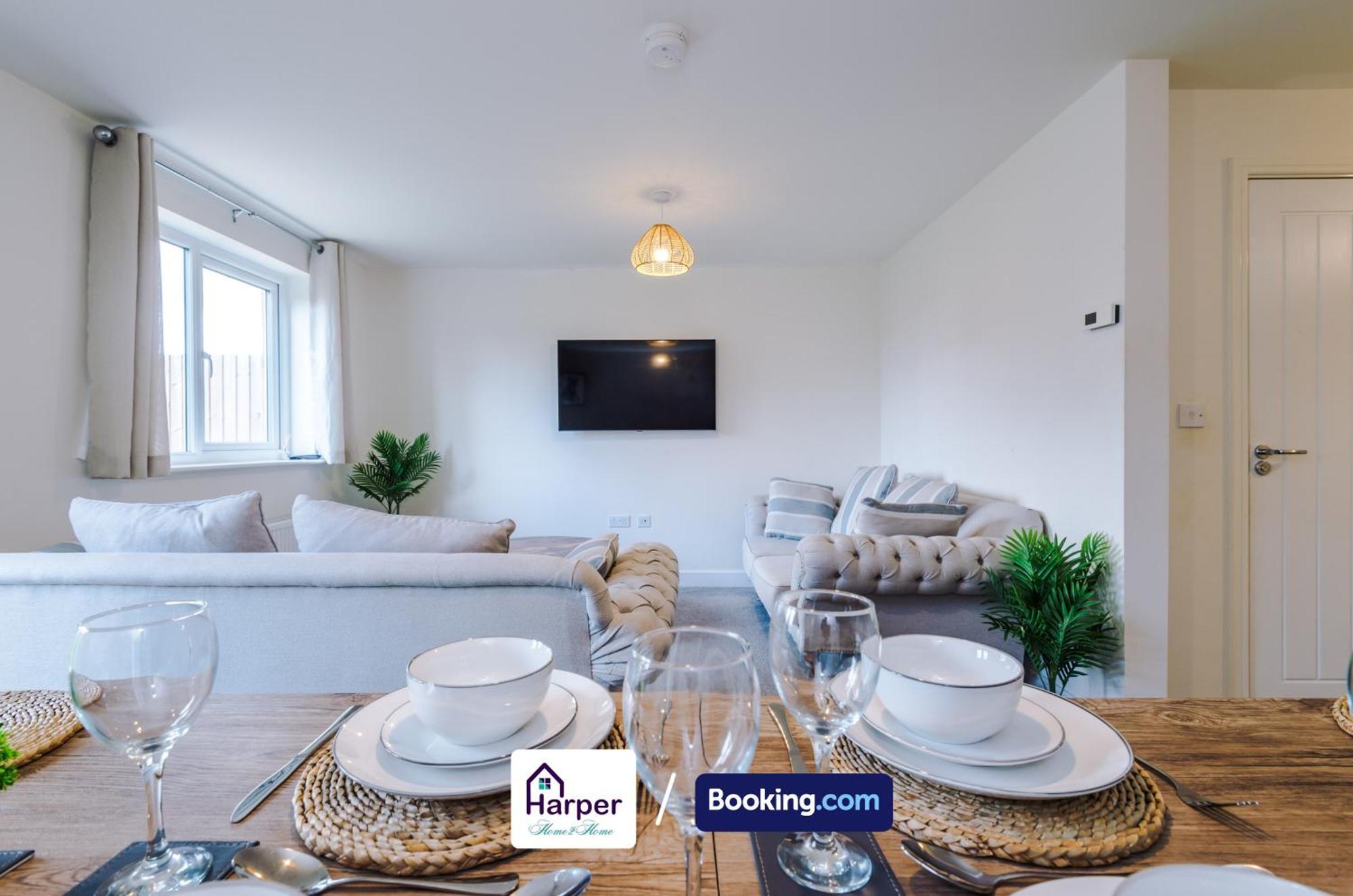 Prime Location 3 Storey By Harperletting Short Lets & Serviced Accommodation Chester With Driveway Long Or Short Stays Hough Green Екстериор снимка