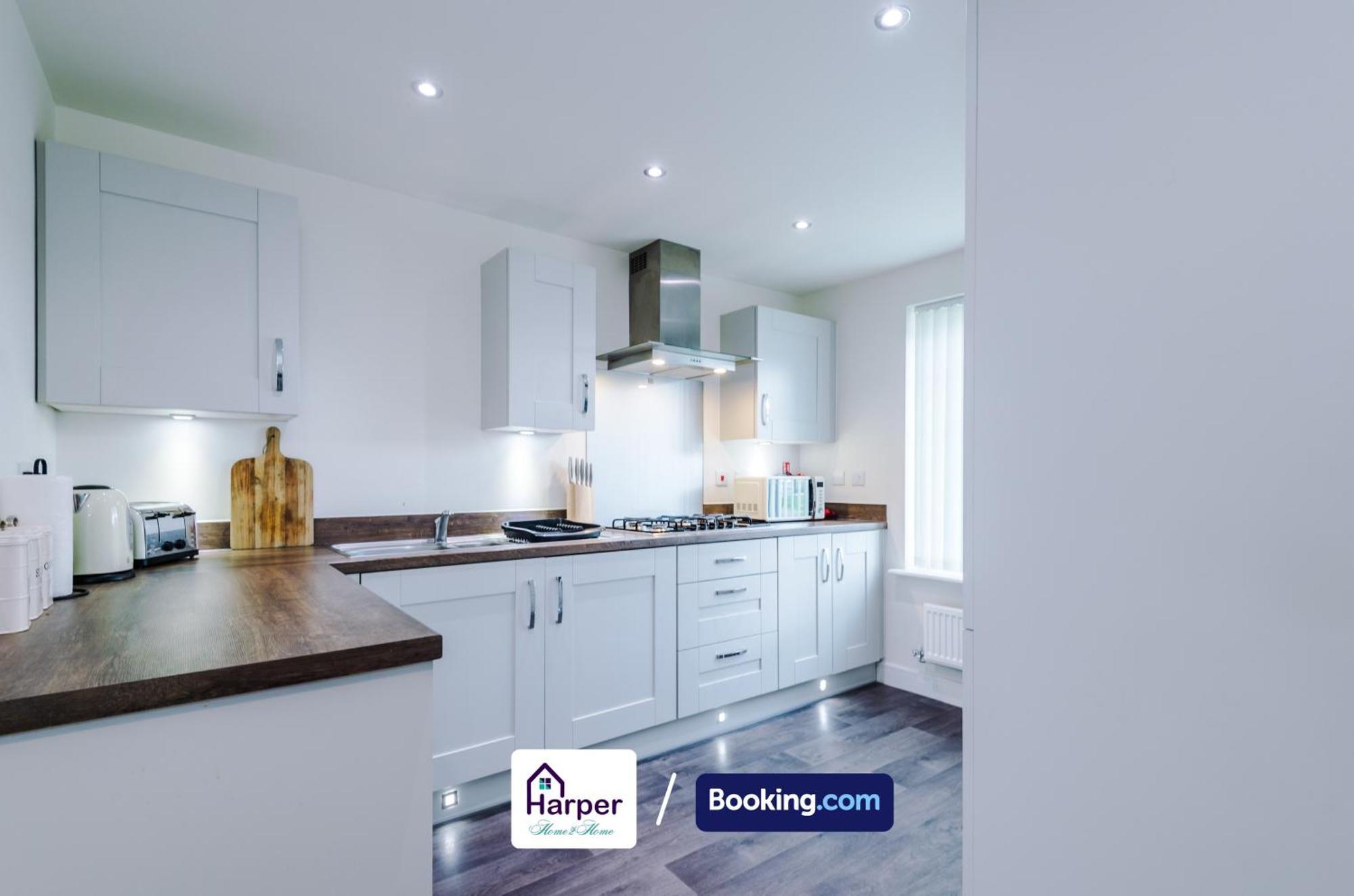 Prime Location 3 Storey By Harperletting Short Lets & Serviced Accommodation Chester With Driveway Long Or Short Stays Hough Green Екстериор снимка