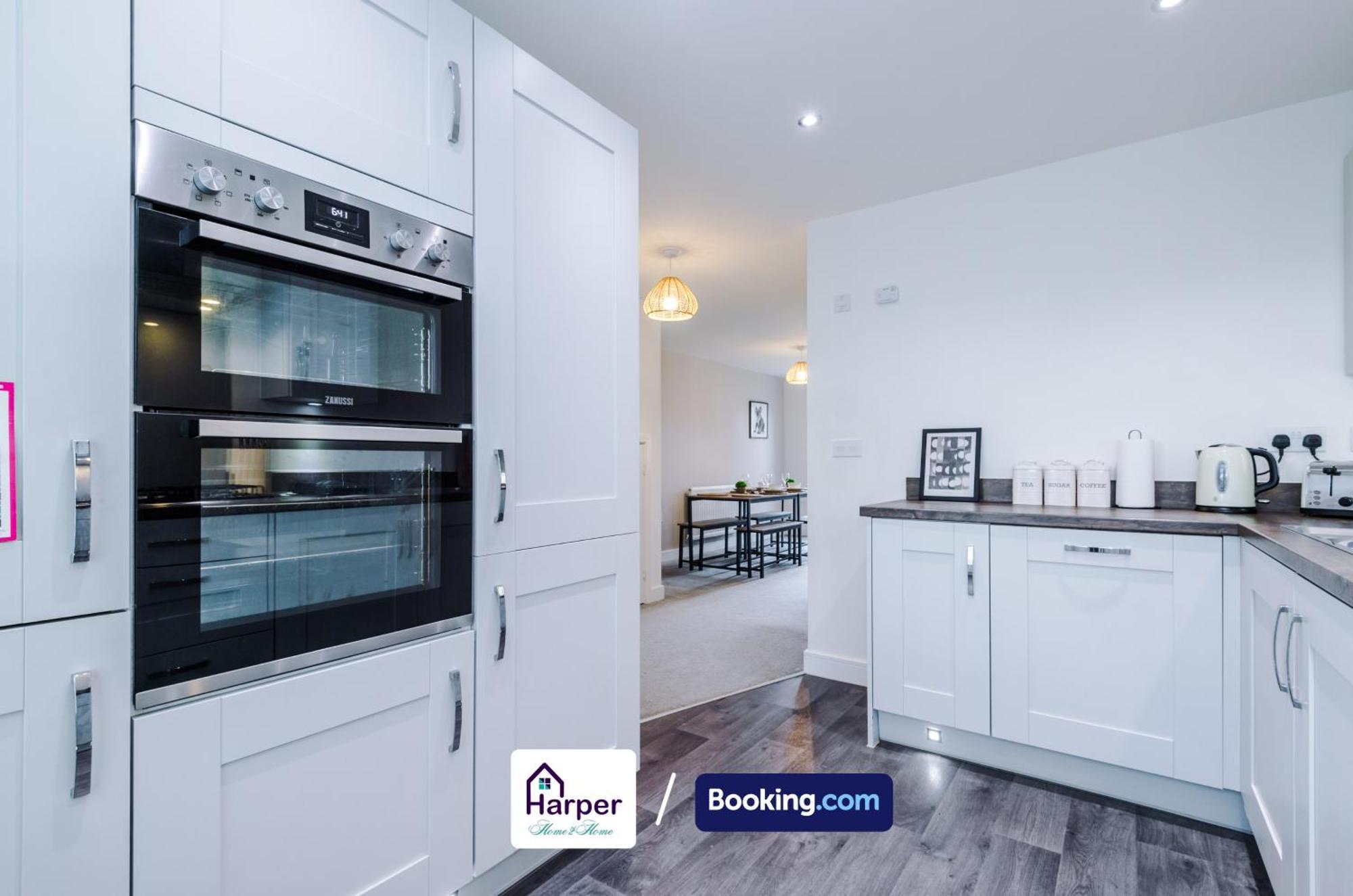 Prime Location 3 Storey By Harperletting Short Lets & Serviced Accommodation Chester With Driveway Long Or Short Stays Hough Green Екстериор снимка