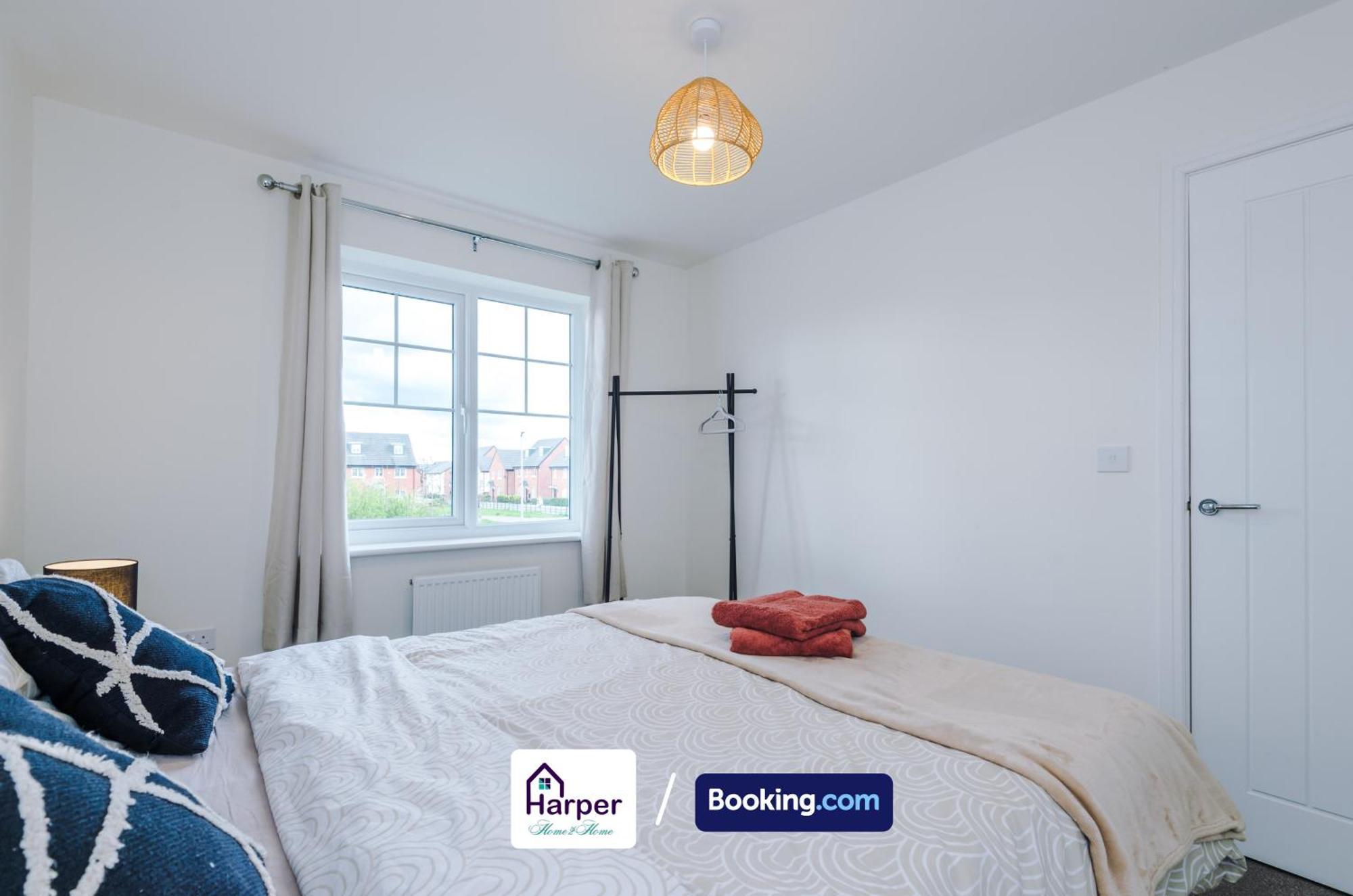 Prime Location 3 Storey By Harperletting Short Lets & Serviced Accommodation Chester With Driveway Long Or Short Stays Hough Green Екстериор снимка