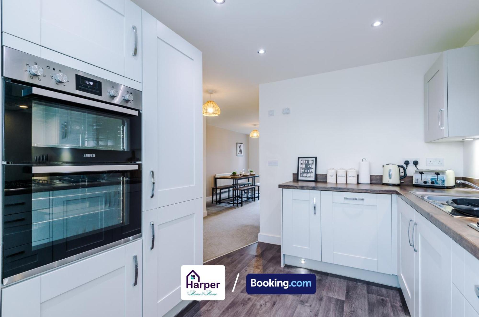 Prime Location 3 Storey By Harperletting Short Lets & Serviced Accommodation Chester With Driveway Long Or Short Stays Hough Green Екстериор снимка