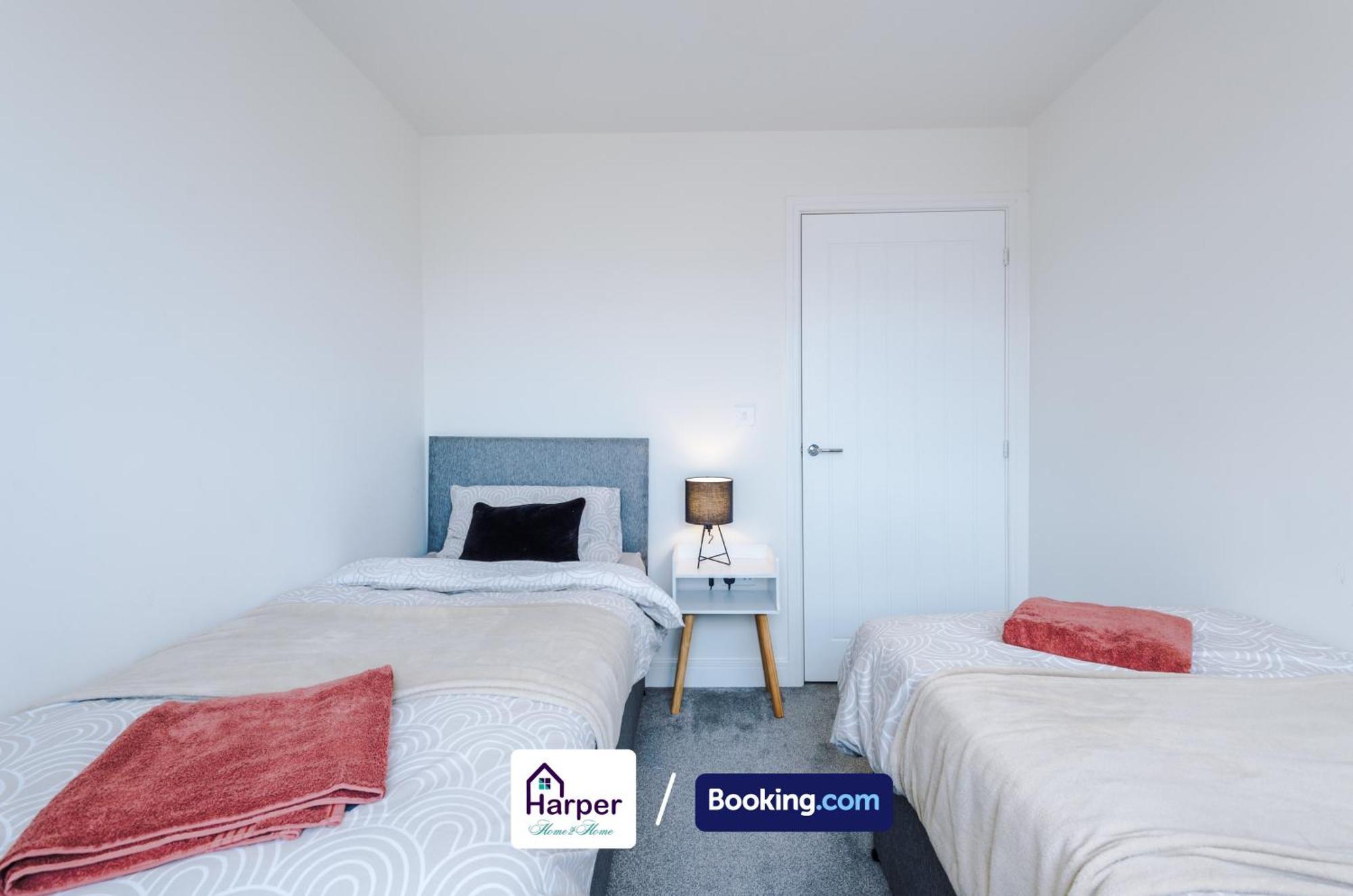 Prime Location 3 Storey By Harperletting Short Lets & Serviced Accommodation Chester With Driveway Long Or Short Stays Hough Green Екстериор снимка