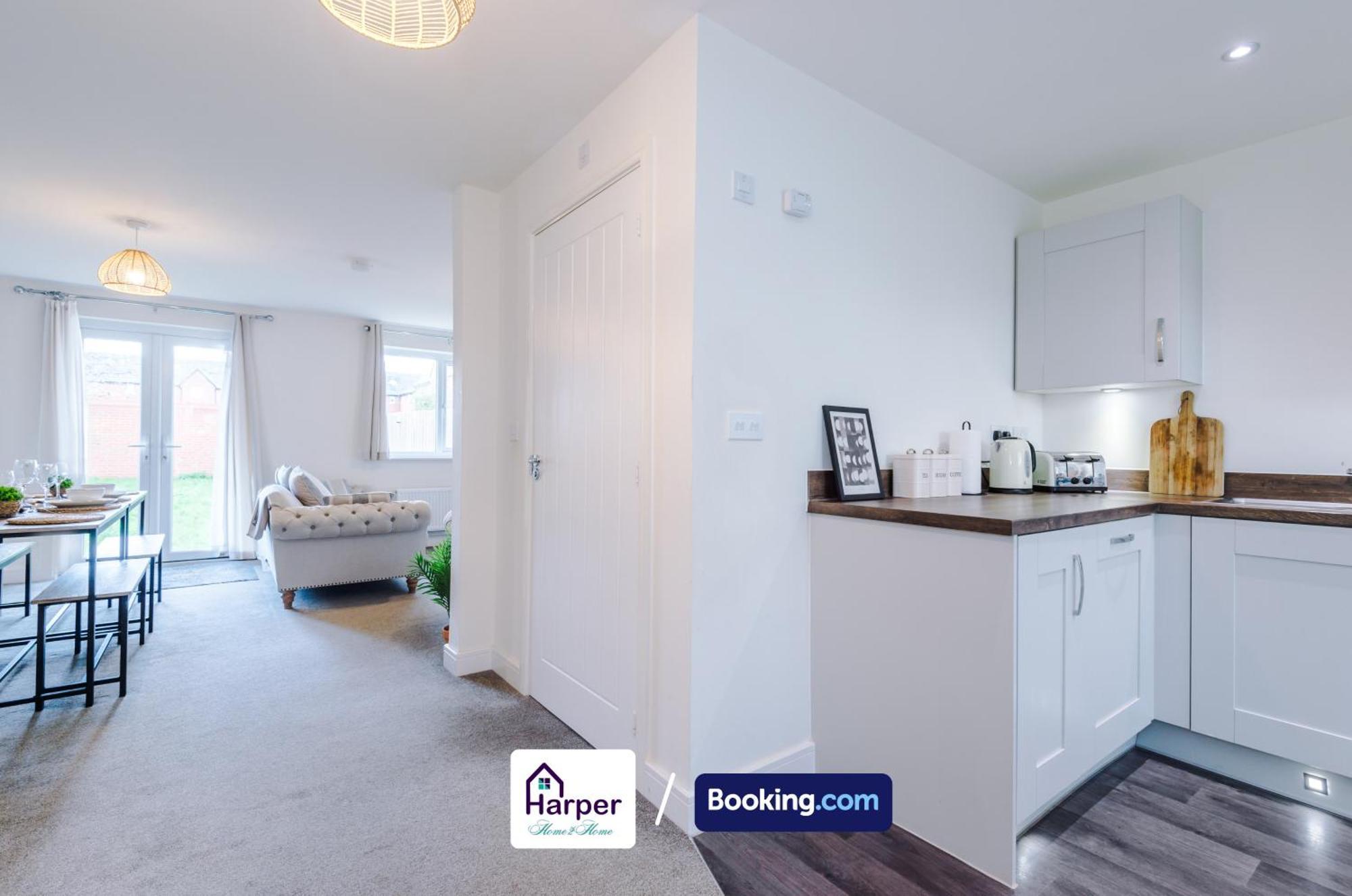 Prime Location 3 Storey By Harperletting Short Lets & Serviced Accommodation Chester With Driveway Long Or Short Stays Hough Green Екстериор снимка