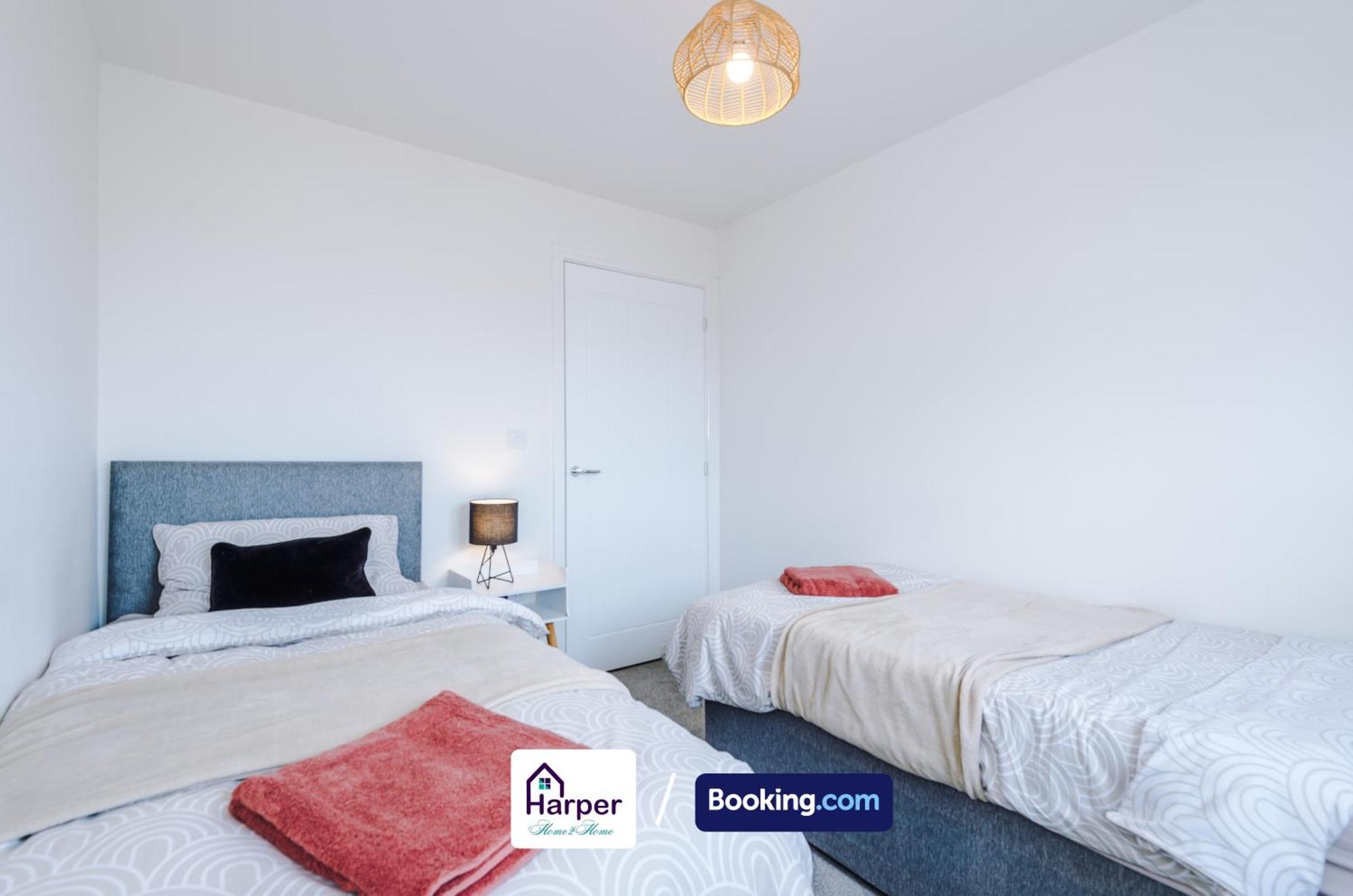 Prime Location 3 Storey By Harperletting Short Lets & Serviced Accommodation Chester With Driveway Long Or Short Stays Hough Green Екстериор снимка