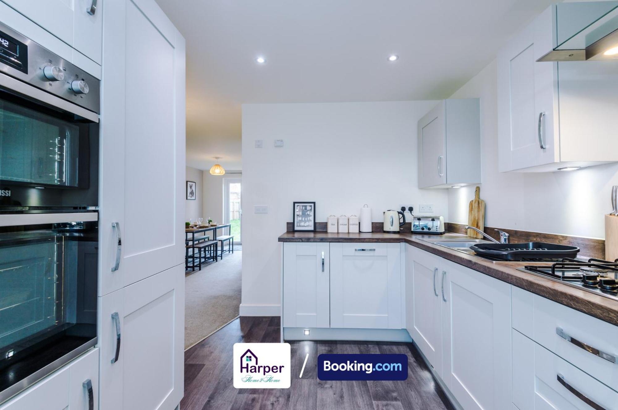 Prime Location 3 Storey By Harperletting Short Lets & Serviced Accommodation Chester With Driveway Long Or Short Stays Hough Green Екстериор снимка