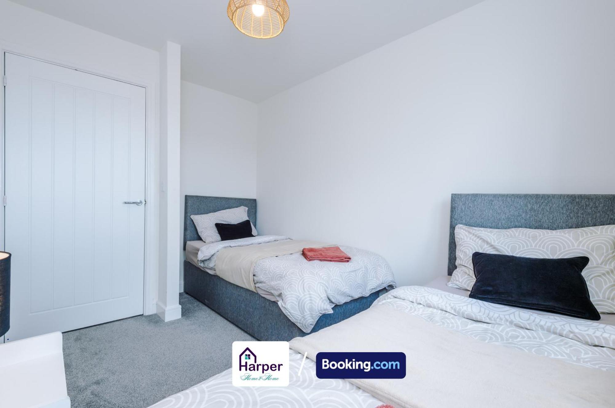 Prime Location 3 Storey By Harperletting Short Lets & Serviced Accommodation Chester With Driveway Long Or Short Stays Hough Green Екстериор снимка
