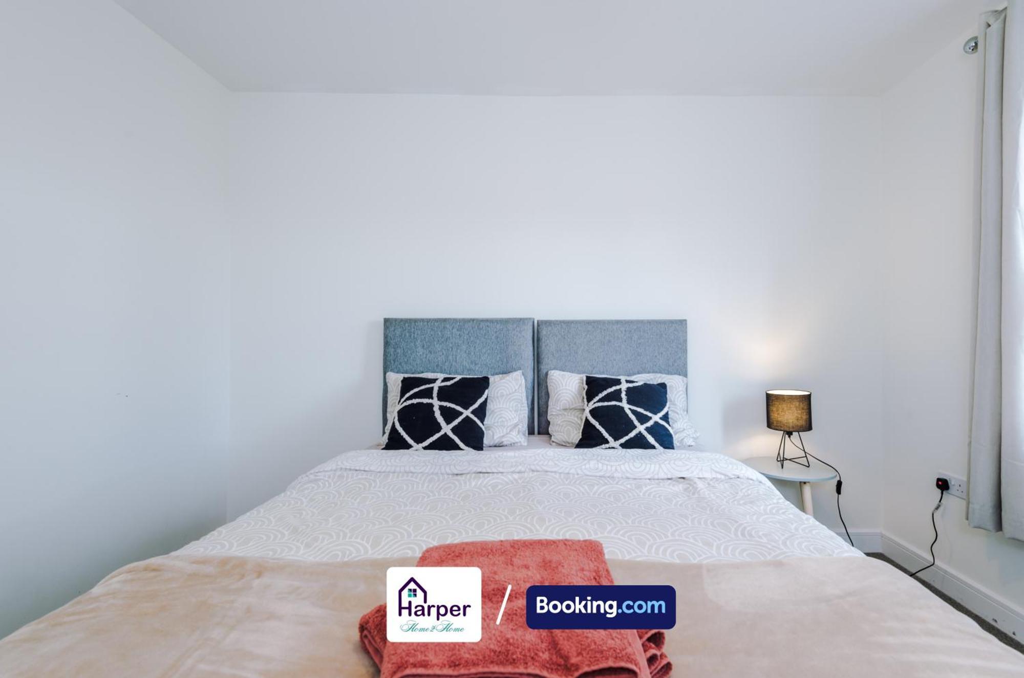 Prime Location 3 Storey By Harperletting Short Lets & Serviced Accommodation Chester With Driveway Long Or Short Stays Hough Green Екстериор снимка