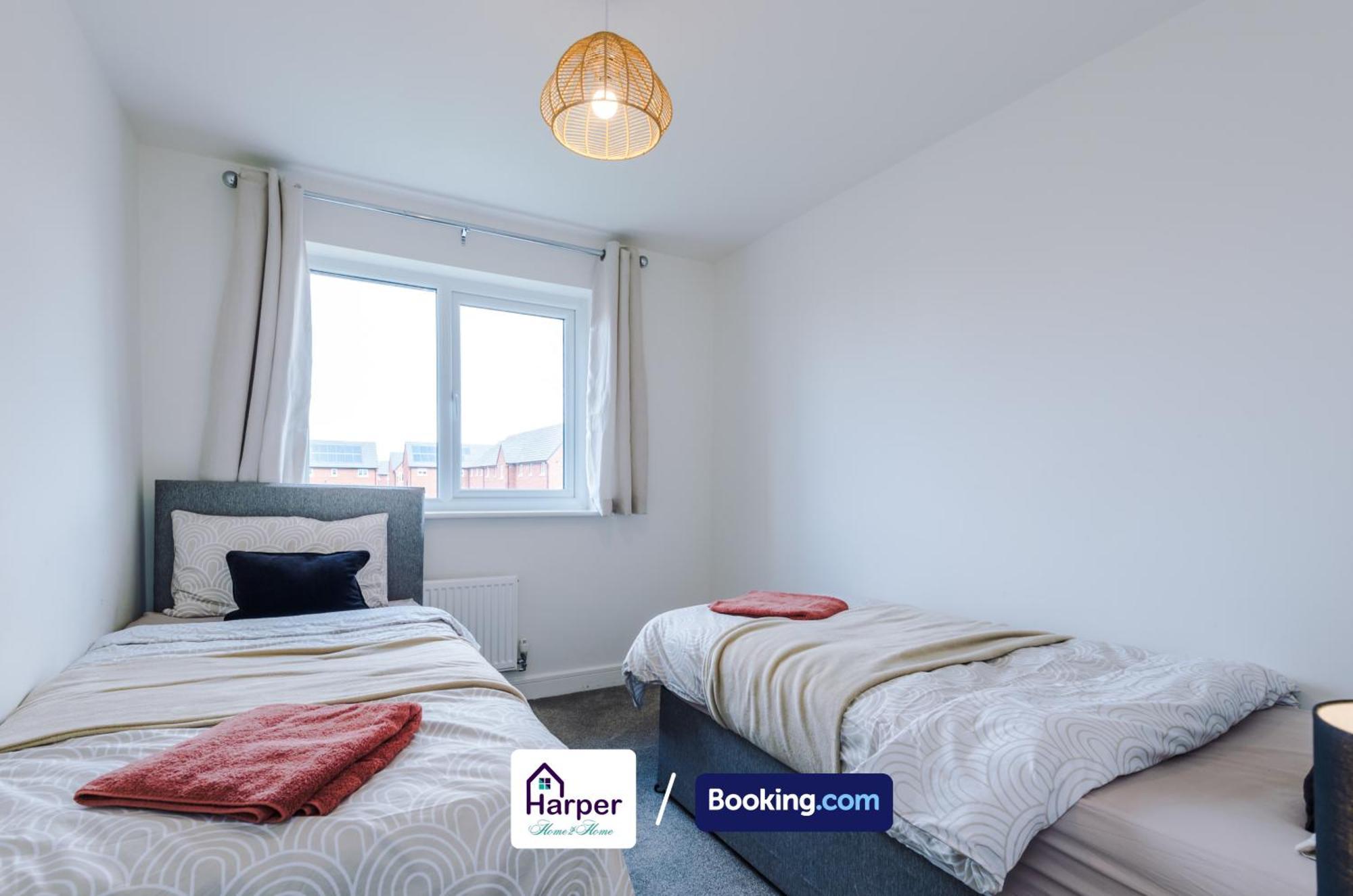 Prime Location 3 Storey By Harperletting Short Lets & Serviced Accommodation Chester With Driveway Long Or Short Stays Hough Green Екстериор снимка
