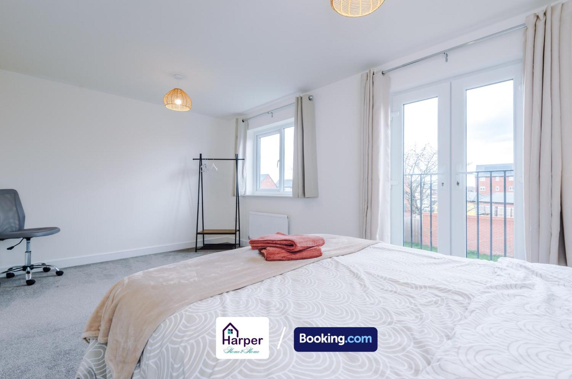 Prime Location 3 Storey By Harperletting Short Lets & Serviced Accommodation Chester With Driveway Long Or Short Stays Hough Green Екстериор снимка