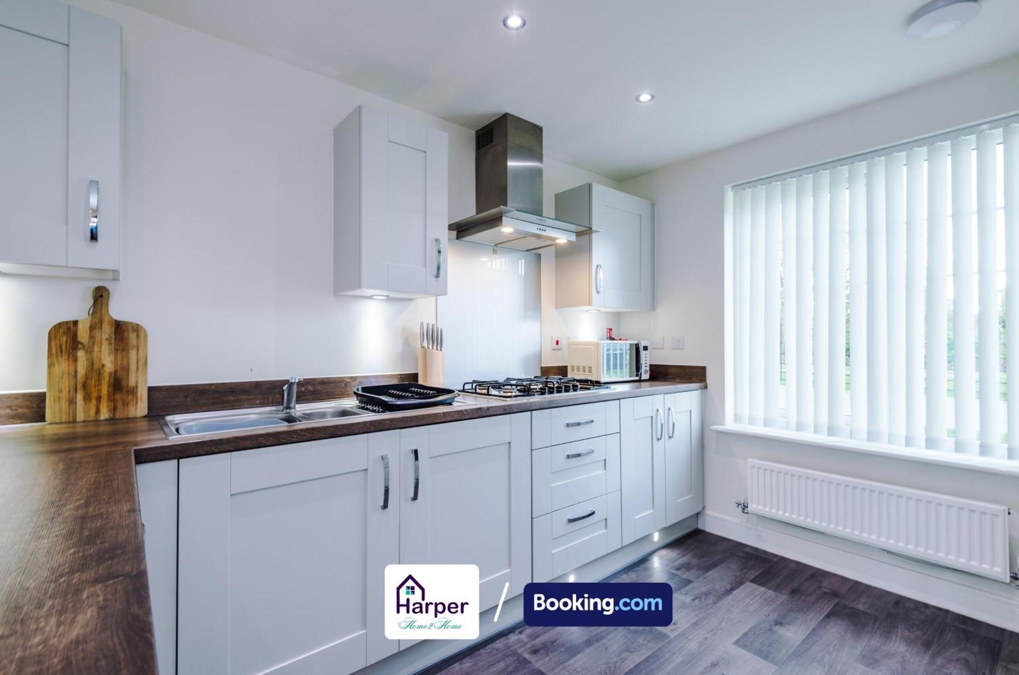 Prime Location 3 Storey By Harperletting Short Lets & Serviced Accommodation Chester With Driveway Long Or Short Stays Hough Green Екстериор снимка