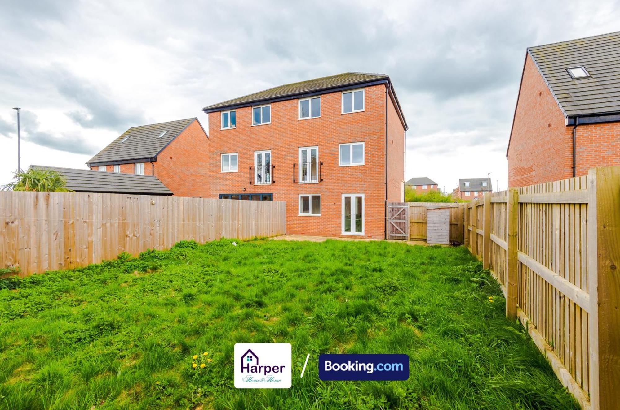 Prime Location 3 Storey By Harperletting Short Lets & Serviced Accommodation Chester With Driveway Long Or Short Stays Hough Green Екстериор снимка