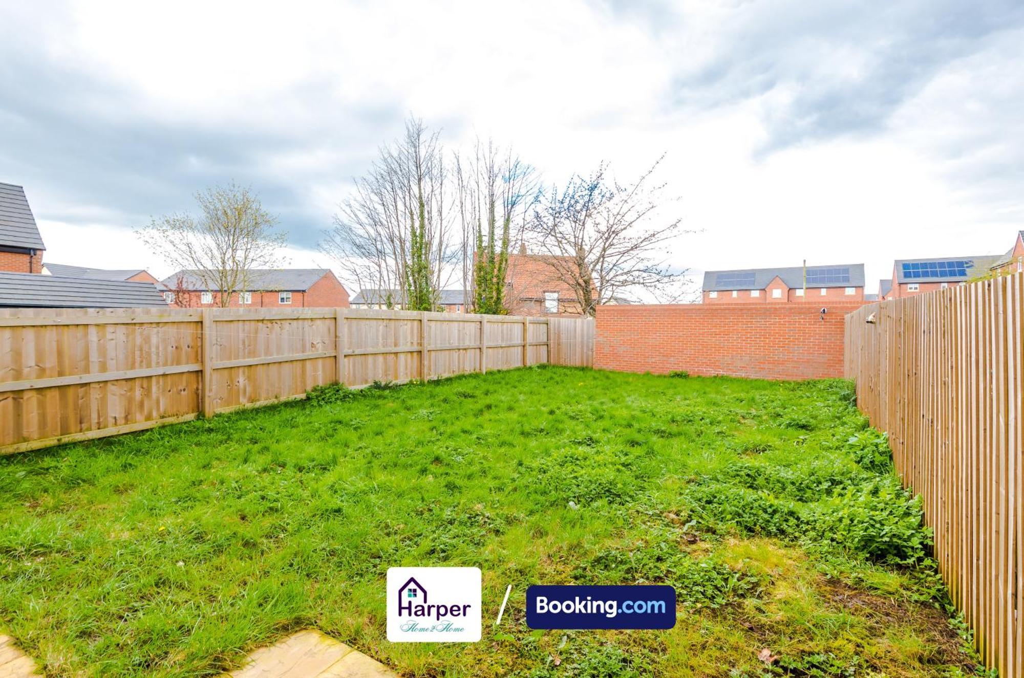 Prime Location 3 Storey By Harperletting Short Lets & Serviced Accommodation Chester With Driveway Long Or Short Stays Hough Green Екстериор снимка