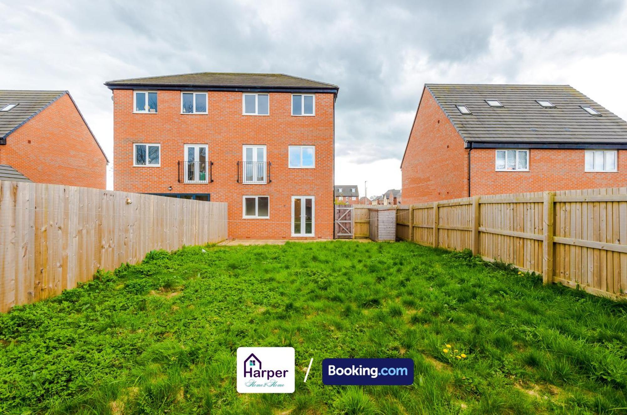 Prime Location 3 Storey By Harperletting Short Lets & Serviced Accommodation Chester With Driveway Long Or Short Stays Hough Green Екстериор снимка